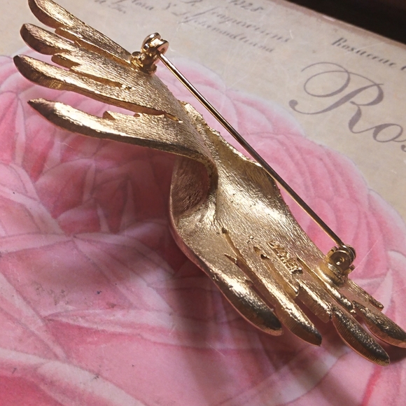 VINTAGE " LISNER" SIGNED GOLDTONE CURVED PIN - Picture 5 of 5